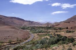 Image du Maroc Professionnelle de  A quelques kilomètres de la ville de Ouarzazate, se trouve la Kasbah de Tifoultoute (ancienne demeure du Pacha Glaouï). Lieu majestueux surplombant la vallée de l'Oued, le village avait servit de décor à des films comme Lawrence d'Arabie, Jésus de Nazareth etc…, le Samedi 23 Août 1997. (Photo / Abdeljalil Bounhar)
 